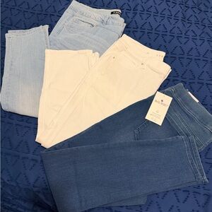 3 pair Gloria Vanderbilt Straight Leg Jeans Light Blue, White, Dark Blue size 14